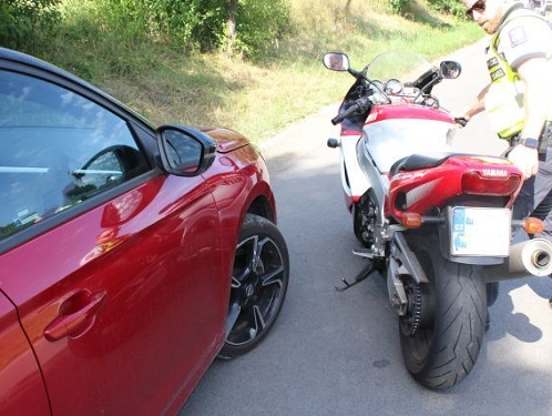 Hranice - Předjíždění skončilo pádem. Mladý motorkář se po střetu s autem zranil