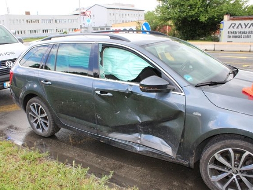 Přerov - Na kruhovém objezdu včera se střetla dvě auta: Senior nedal přednost a nadýchal bezmála promile