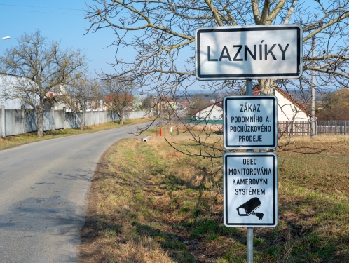 Obecní úřad v Lazníkách: budova z roku 1928, služby roku 2025