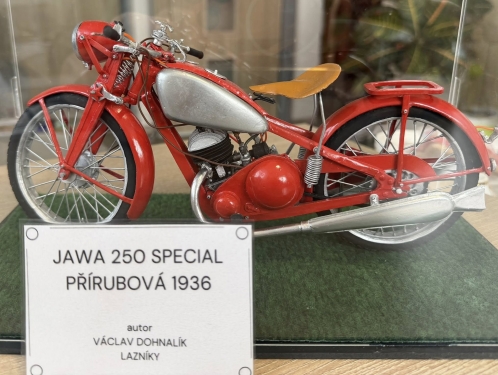 Lazníky - Model motocyklu má nového majitele a pomoc putuje tam, kde to má smysl