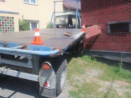 Zloděj nejspíš plánoval velké ryby. Ze sklepa zmizela kompletní rybářská výbava, v Penčicích havaroval traktor s přívěsem