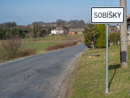 Hřiště v Sobíškách nevyrostlo samo. Za projektem „Pro naše děti" stojí roky práce s dotacemi