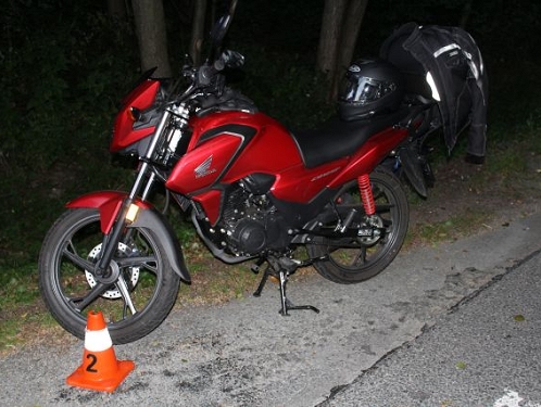 Zloděj si vyhlédl zaparkovaný Kodiaq a motorkáře u Bělotína srazila lesní zvěř