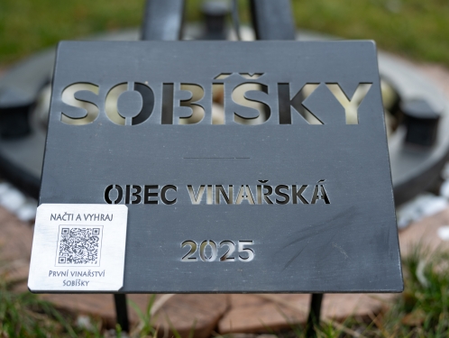 Víno ze Sobíšek kdysi teklo na arcibiskupský dvůr. Pak přišlo zapomnění. Pak přišli Matelovi.