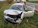 Nehoda u Kokor: řidič fabie nadýchal přes dvě promile, octavia skončila mimo silnici