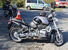 Motocyklistka po střetu s autem narazila do cyklistů. Jednu ženu transportoval vrtulník