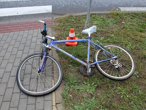 Na přejezdu pro cyklisty se střetl Seat s kolem. Zraněný muž skončil v nemocnici