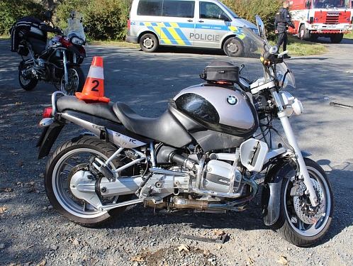 Motocyklistka po střetu s autem narazila do cyklistů. Jednu ženu transportoval vrtulník