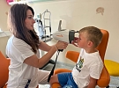 Kdy je správný čas na první sluneční brýle pro dítě? Lékařka z Nemocnice AGEL Přerov vyvrací časté omyly