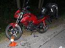 Zloděj si vyhlédl zaparkovaný Kodiaq a motorkáře u Bělotína srazila lesní zvěř